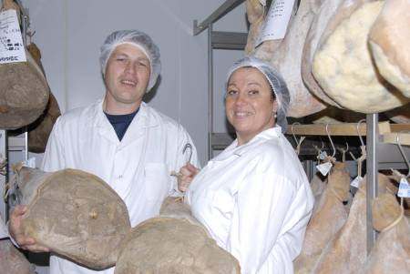 Notre zone d'activité pour ce service Vente de crèmes, beurres et laits frais issus de la traite quotidienne réalisée par des fermiers locaux disponibles en magasin